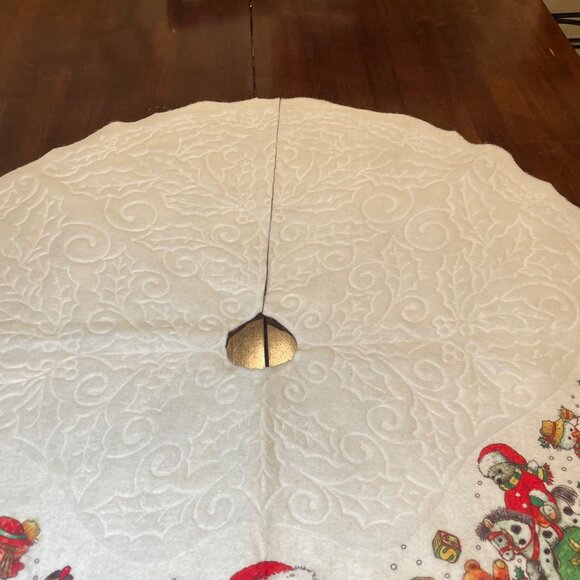 Vintage White Christmas Tree Skirt With Santa & Toy Print Quilted Texture Scallo - Picture 4 of 15